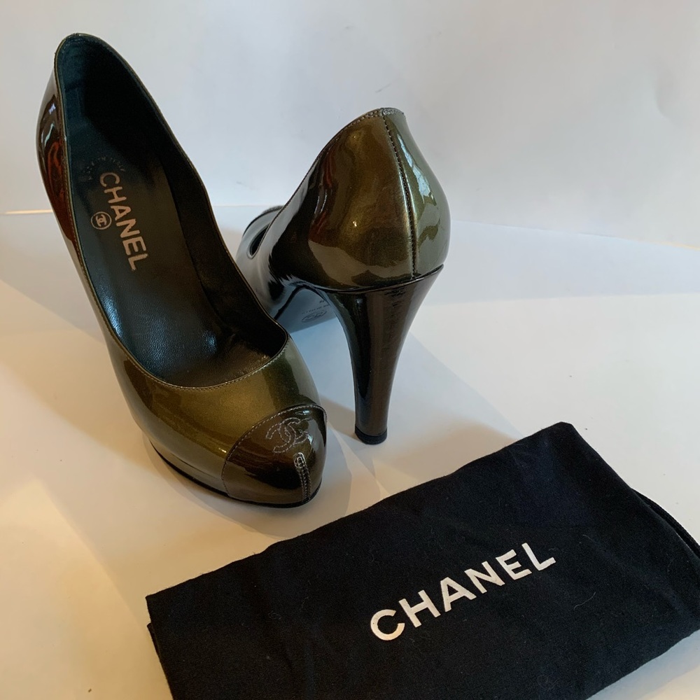 CHANEL CC patent leather pumps